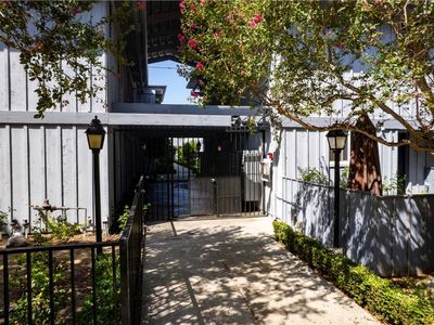 5447 Zelzah Ave APT 116