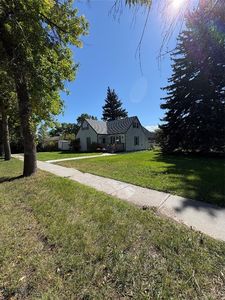 206 2nd St E