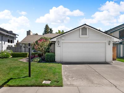 1724 Amber Leaf Way