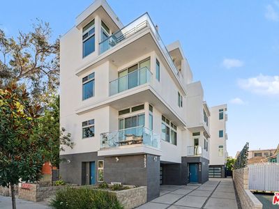 1951 1/2 Manning Ave