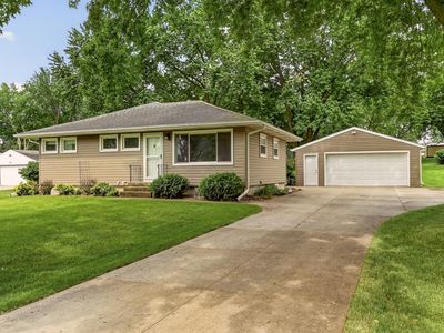402 Strathmore Ln SE