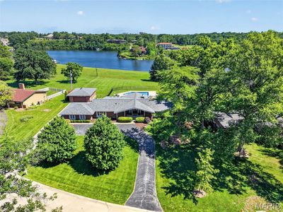 11601 Lakeshore Dr