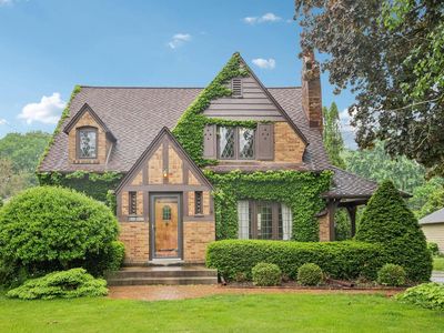 W66N525 Madison AVENUE