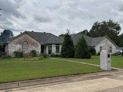 3 Hyde Park Cir