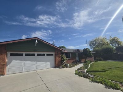 1012 W Camelot Dr