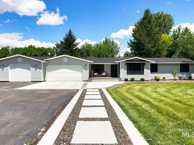 4076 W Leland Way