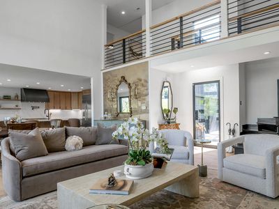 2005 Lakeside Dr