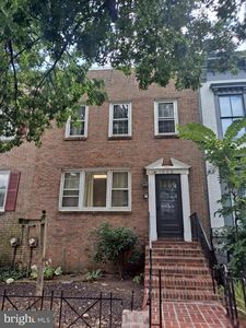 1009 E St SE