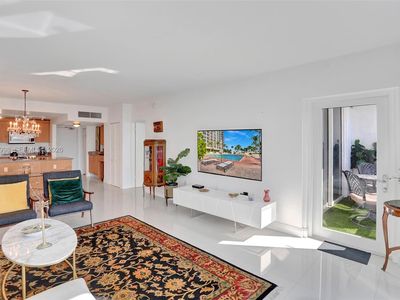 10275 Collins Ave APT 829