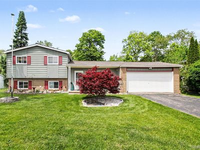 829 Holly Bush Dr