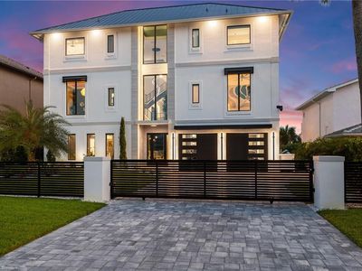 18 Pelican ST E