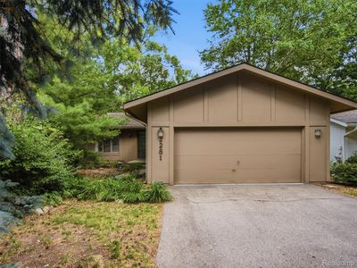 2281 Forest Gln