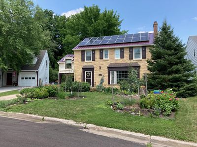 827-10 1/2 St SW