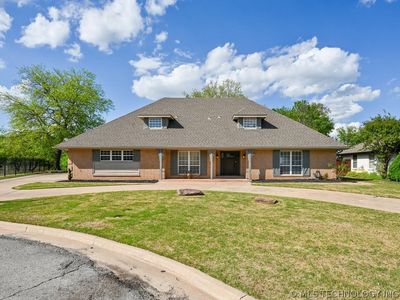 710 Meadowood Dr