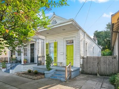 1121 Piety St