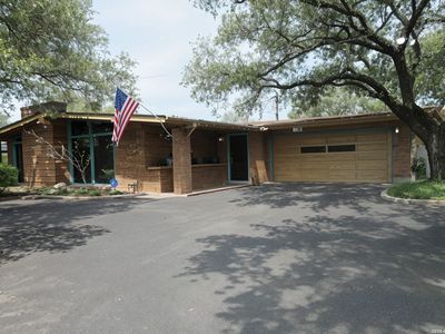 2415 HILLCREST DR