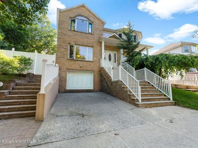 38 Bayview Ave