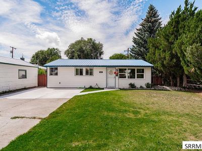 685 James Pl