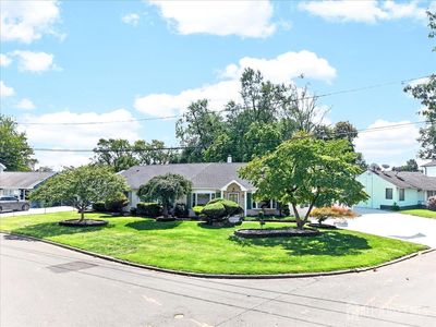 6 Idlewild Rd