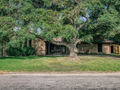 Property at 104 Machemehl Dr, Bellville, TX