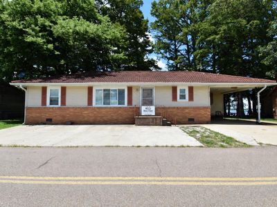 985 Lake Dr