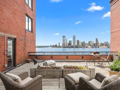 377 Rector Pl APT 14B