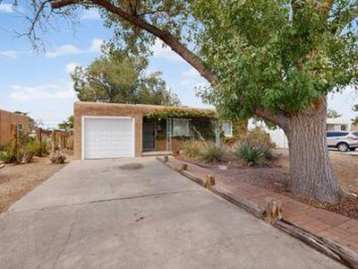 705 Palomas Dr SE