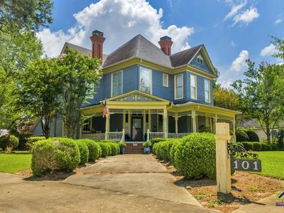101 Everett Sq