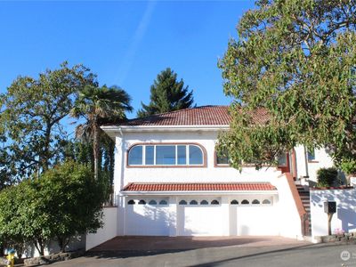 900 N Montgomery Avenue