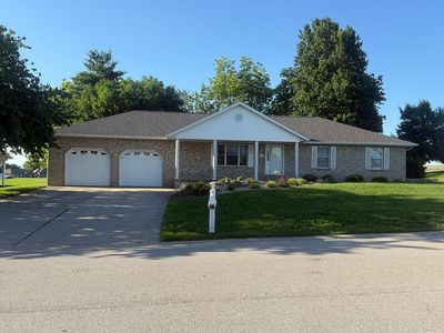 Property at 811 Deer Circle Dr, Carlyle, IL