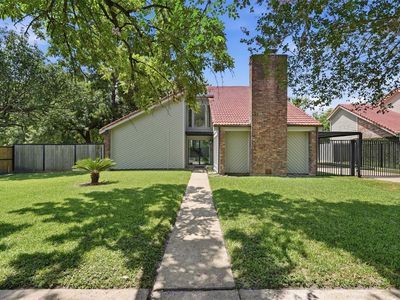 6107 Vinewood Dr