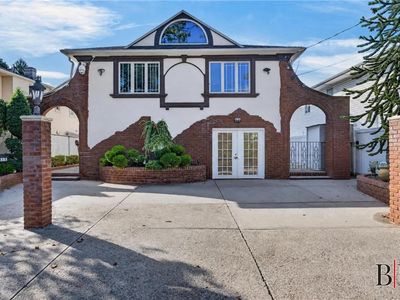 348 Mayfair Dr S