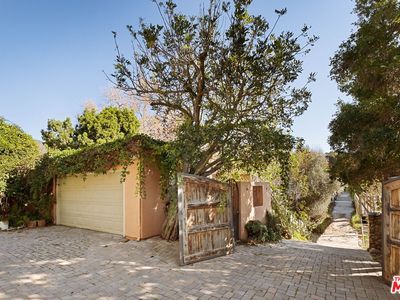 5863 Bonsall Dr