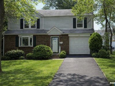 984 E Lawn Dr