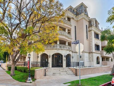 850 N Croft Ave APT 302