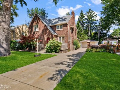 Property at 818 Cadieux Rd, Grosse Pointe, MI