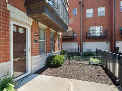 338 E 25th Pl