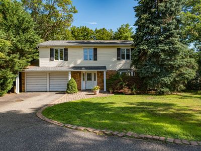 Property at 19 White Cliff Ln, Nesconset, NY