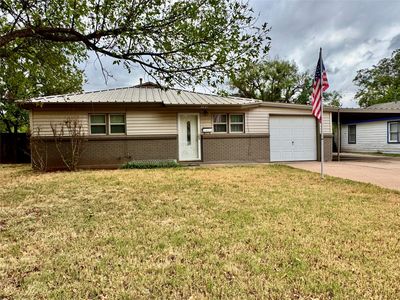 3221 Ivy Ln