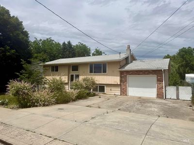 735 Burrell Ave