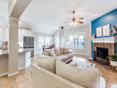 705 Lovebird Ln