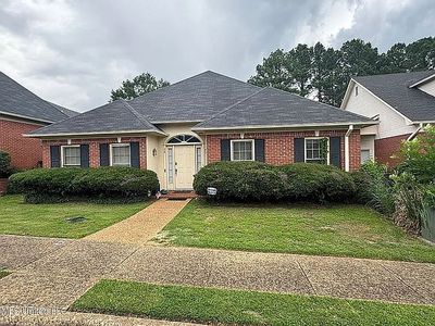 30 Village Green Cir