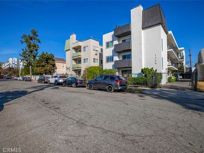1748 N Kenmore Ave APT 203