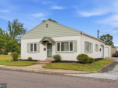 613 W Race St