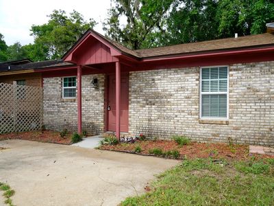 3421 N Carnation Ct
