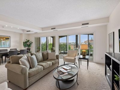 1201 Yale Pl APT 403