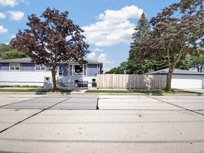 744 Shoreland DRIVE