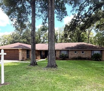 1990 Larchmont Dr