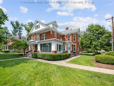 1598 Kanawha Blvd E