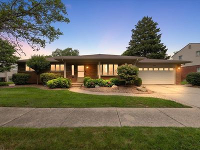 Property at 560 S Rosedale Ct, Grosse Pointe Woods, MI